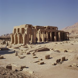 Figuras osiríacas de Ramsés II (1279-1213 a.C.) flanqueando las paredes del Segundo Patio, Nuevo Reino
